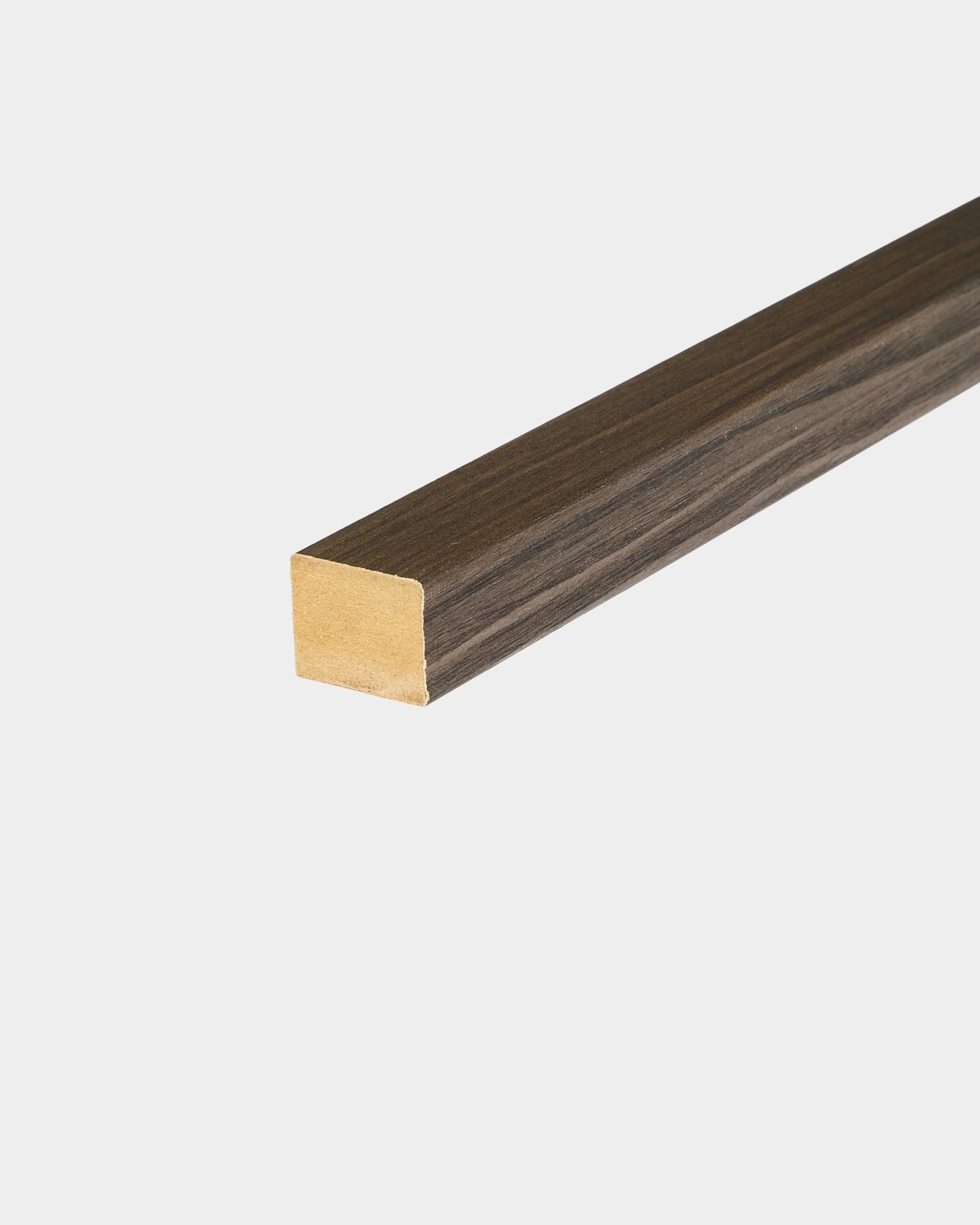 WoodUpp End lamella in Black Oak, 2,2 cm, ontworpen voor de afwerking van randen van Akupanel Akoestisch paneel of accenten op MDF-frames in Scandinavische interieurs.
